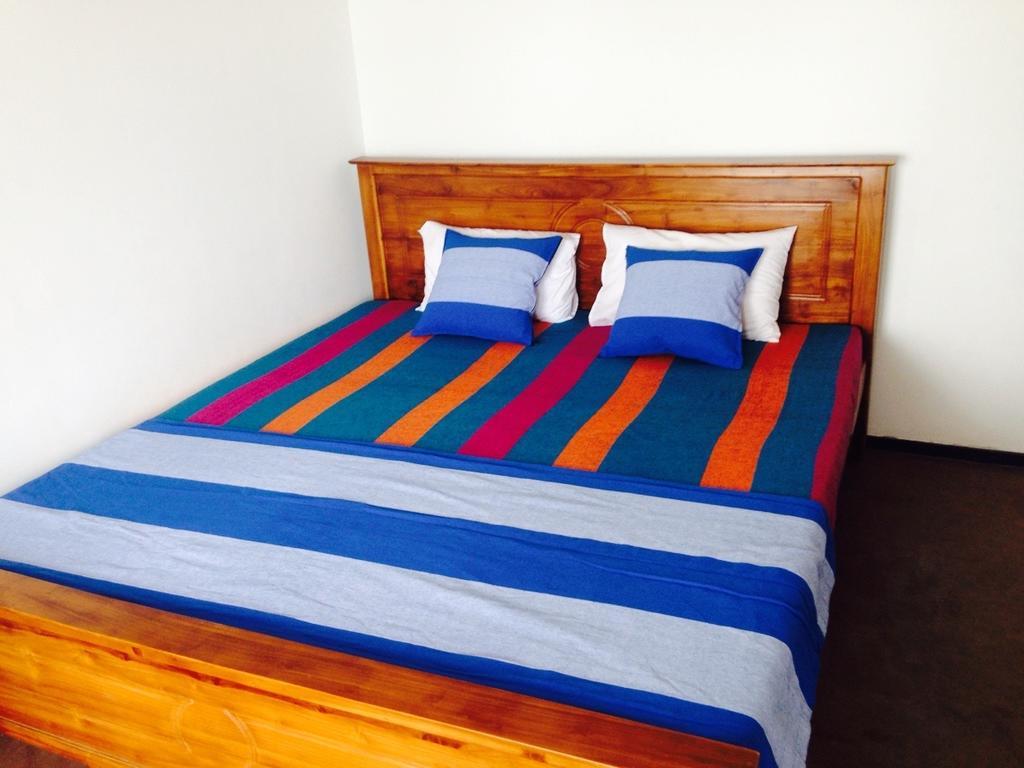 Rainbow Beach Hotel Хикадува Стая снимка