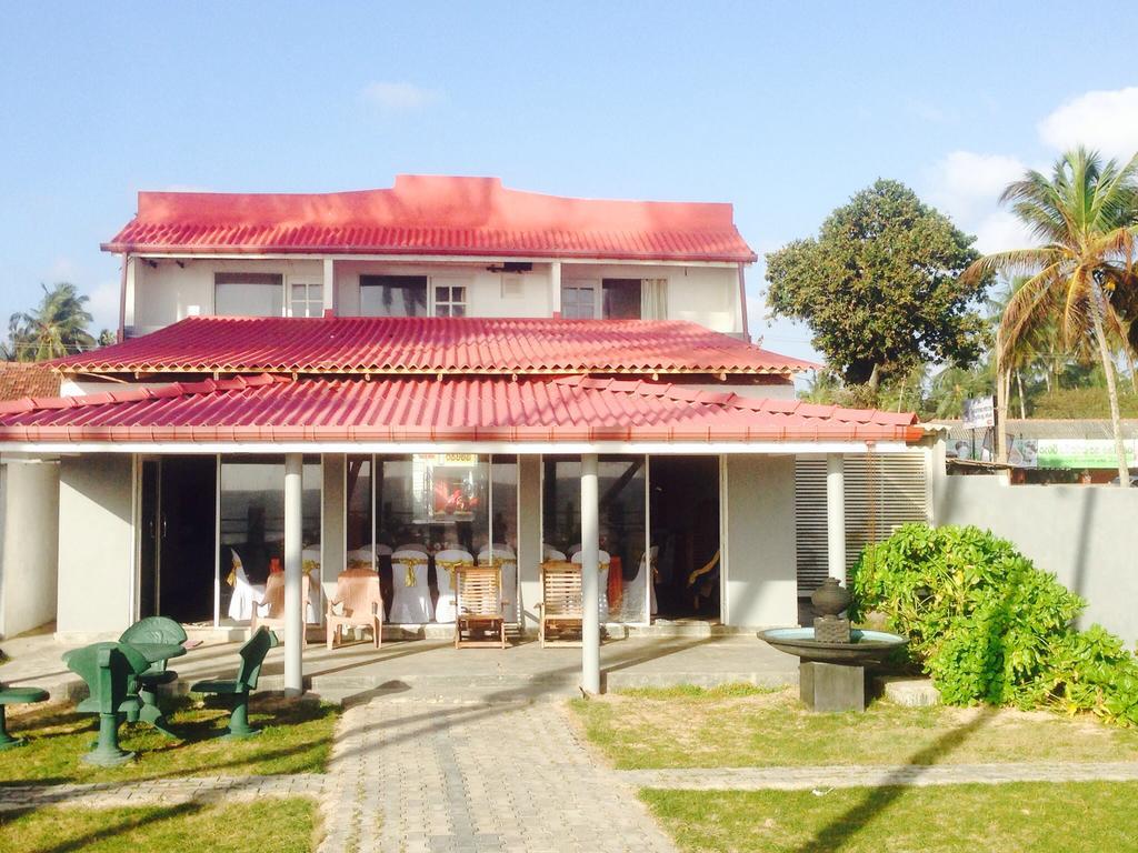 Rainbow Beach Hotel Хикадува Екстериор снимка