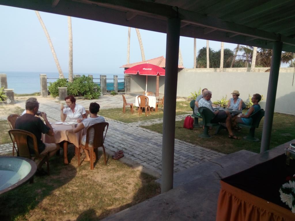 Rainbow Beach Hotel Хикадува Екстериор снимка