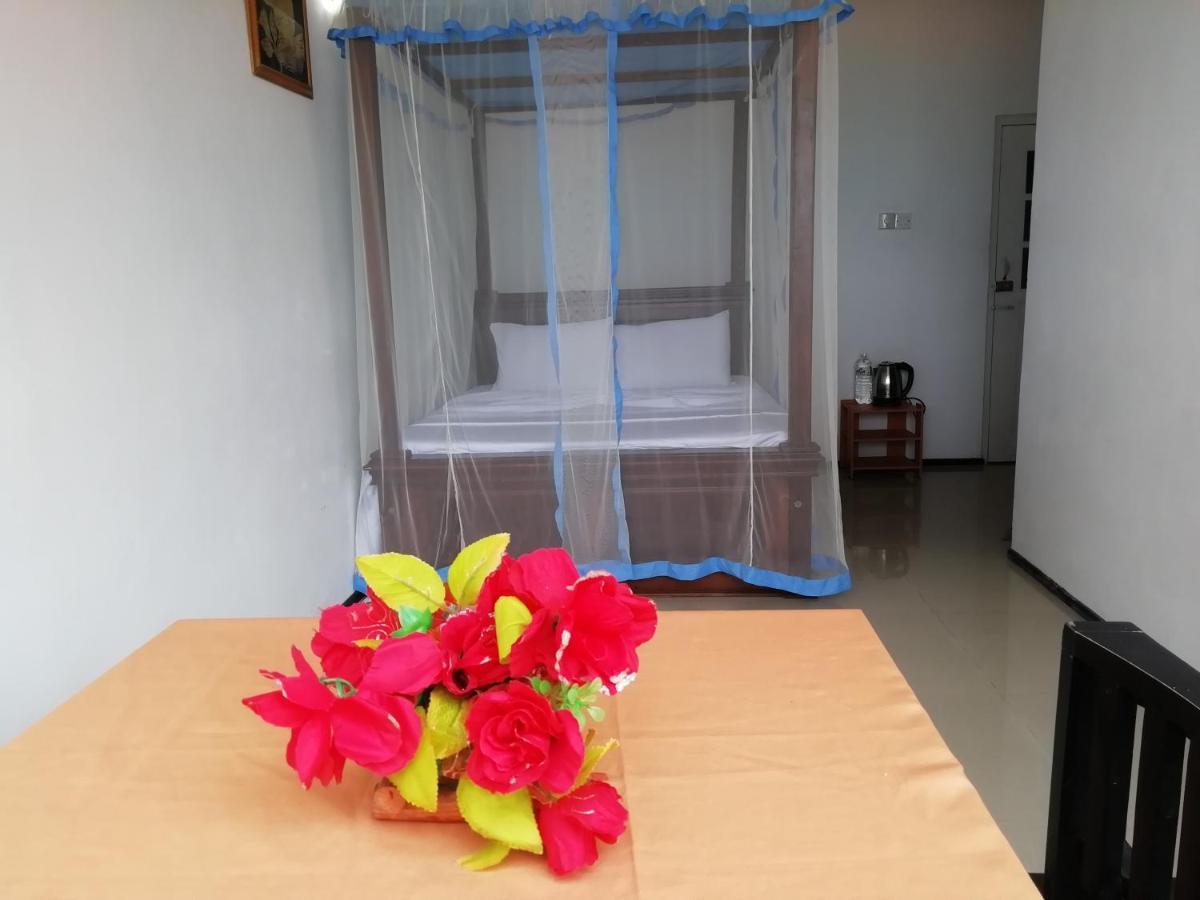 Rainbow Beach Hotel Хикадува Екстериор снимка