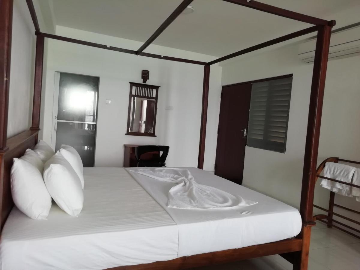 Rainbow Beach Hotel Хикадува Екстериор снимка